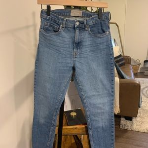 Everlane 90’s cheeky jeans in mid-blue